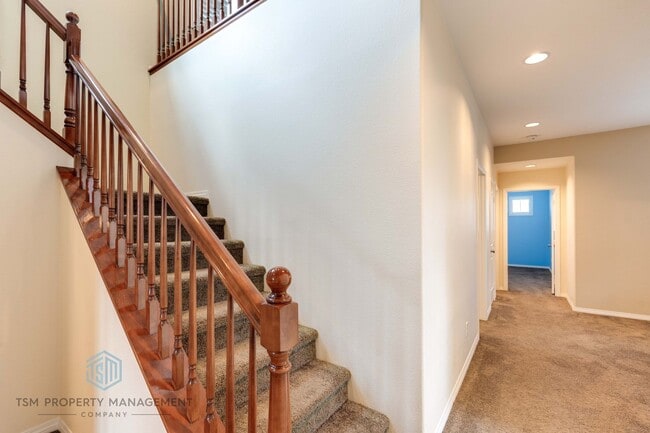 Building Photo - Spacious 3 Bed 2.5 Bath Condo in Orange!