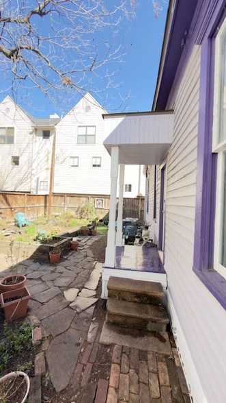 Building Photo - 900 Sabine St