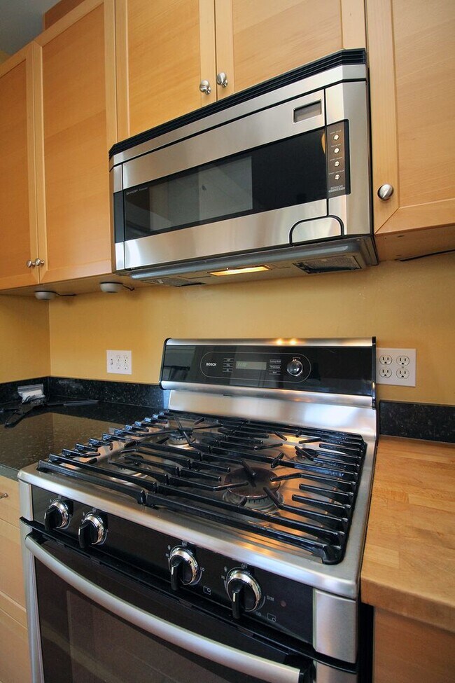 Building Photo - 6435 NE Cleveland Ave