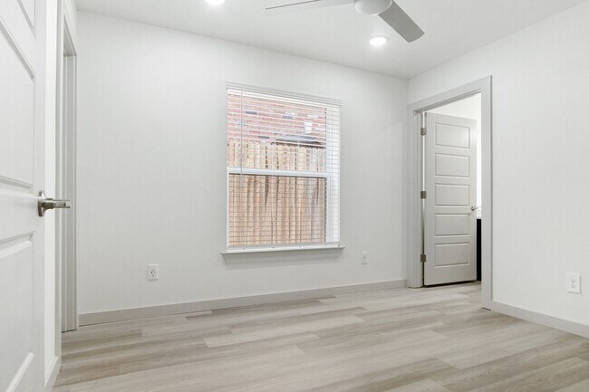 Building Photo - ** MOVE IN SUMMER 6/28/2028 **  4 Bedroom 4.5 Bathroom Very Short walk to TCU campus