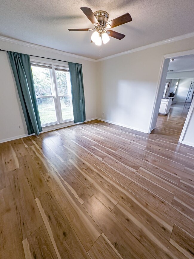 Building Photo - Lovely Home! Lots Of Space!