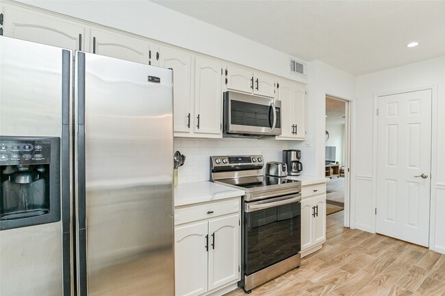 Building Photo - 5791 Maple Hill Dr