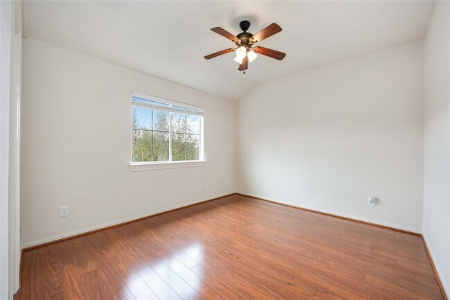 Building Photo - 3008 Clearview Cir