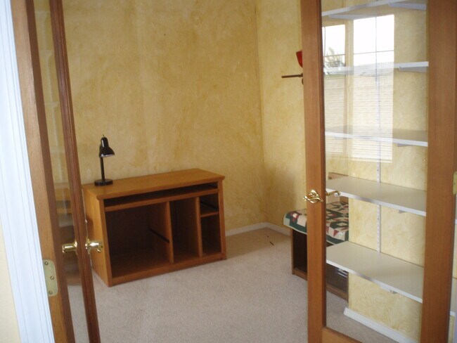 Building Photo - 3 Bedroom, 2 Bath Condo Fully Furnished