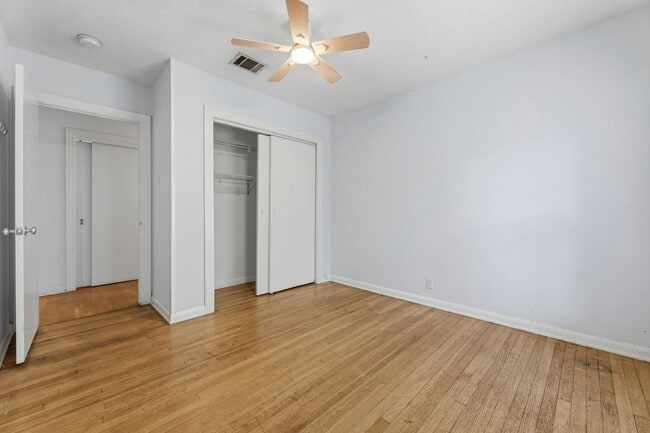 Building Photo - Nicely Updated 3/2 in Hyde Park