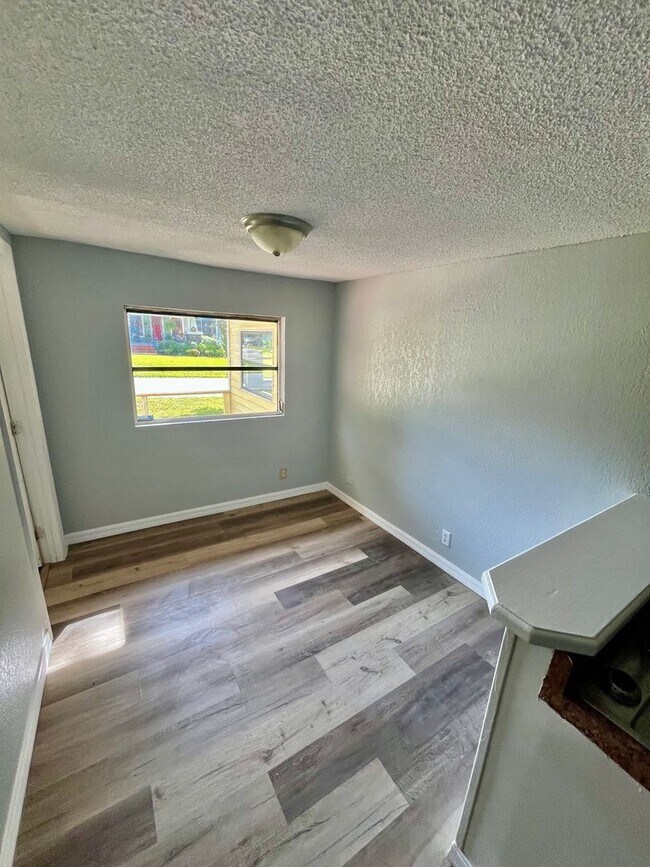 Building Photo - HUGE Dade City 3BR/1BA/1 Car Garage Home w/Tons of Living Area! NO APPLICATION FEE!