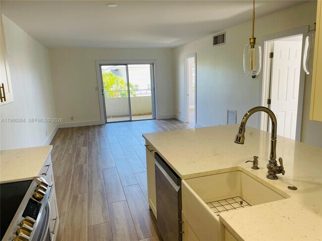 Building Photo - 900 NE 18th Ave