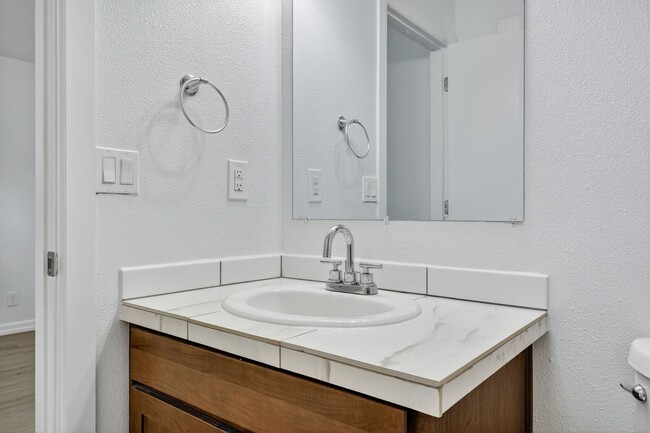 Building Photo - 4 bedroom: Single Level SE Portland Home