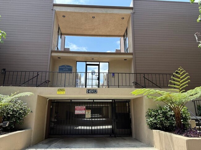 Building Photo - Sherman Oaks Townhome