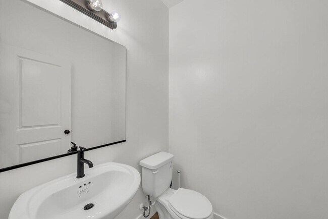 Building Photo - Stunning End-Unit in South Desert Townhomes