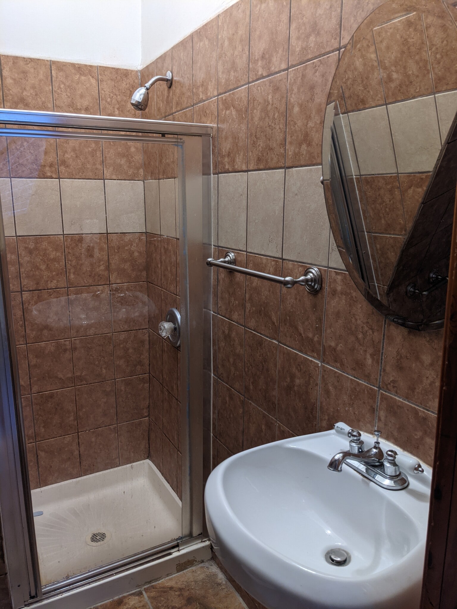 bathroom - 2455 W Cortland St