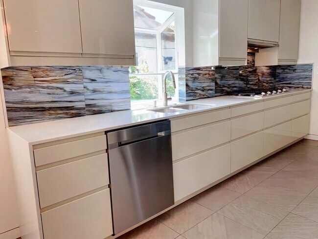 Building Photo - Charming, Remodeled 3-Bed / 3-Bath Home wi...