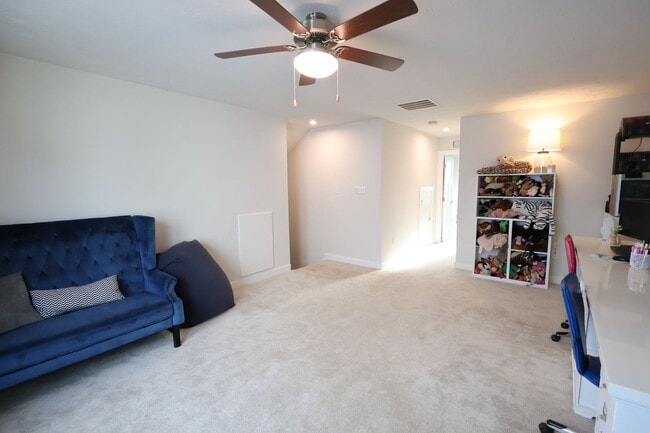 Building Photo - 4 Bedroom, 4 Bath Home w/Backyard Heated Pool overlooking Pearl's Fen