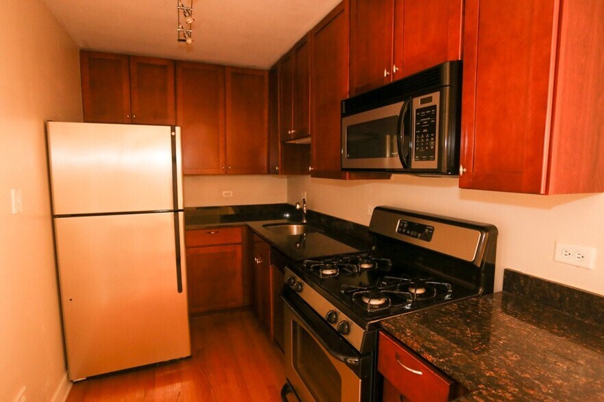 Building Photo - 630 W Wrightwood Ave