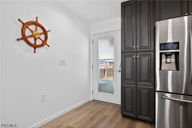 Building Photo - 3864 Royal Palm Dr
