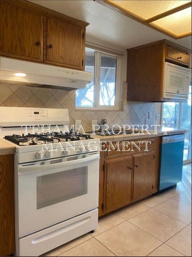 Building Photo - Beautiful 2 Bedroom/2 Bathroom Home with a Great Room, Fireplace and access to shared swimming pool