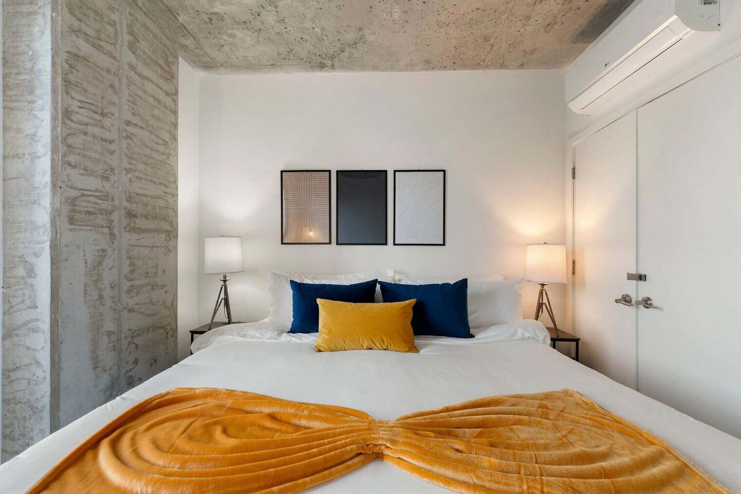 Building Photo - 853 W Blackhawk St