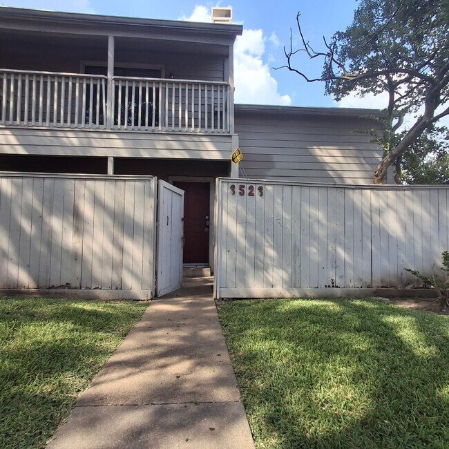 Building Photo - 3523 Tanglewilde St