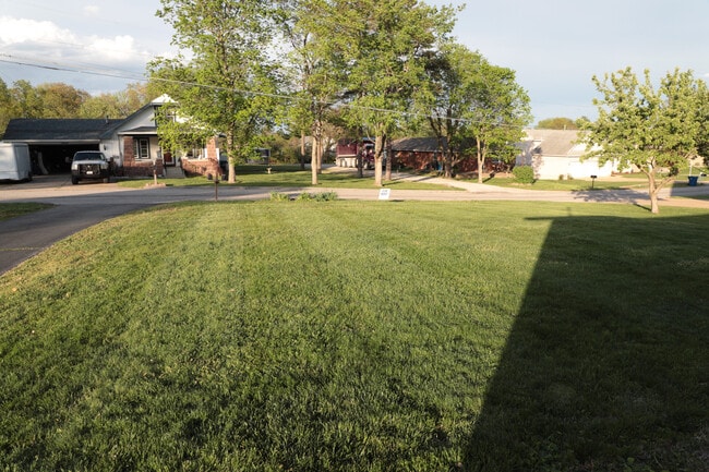 Building Photo - 1661 W Highview Dr