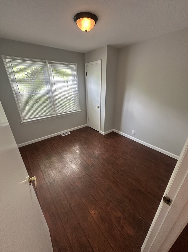 Building Photo - 1223 Bakewell Dr