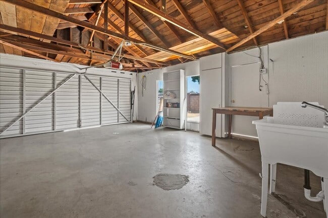 Building Photo - Spacious 3 Bed 2 Bath House w/ Central A/C...