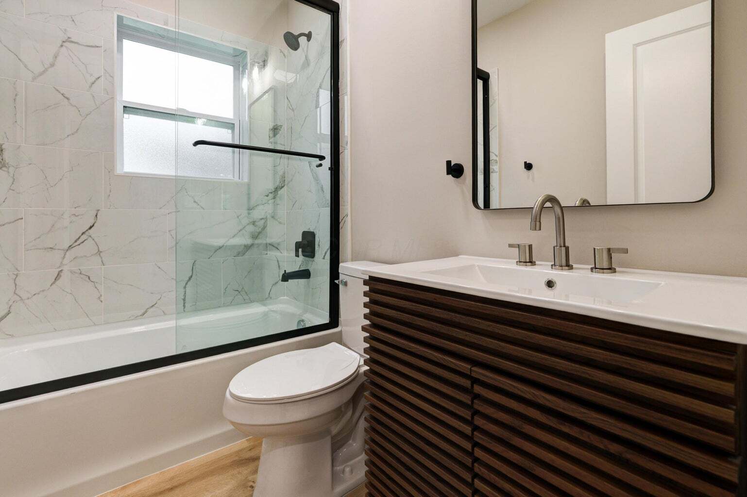 Full Hallway Upstairs Bath - 2587 Dayton Ave