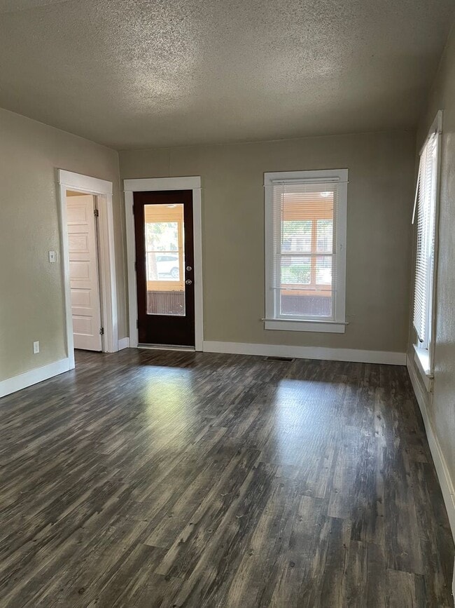 Building Photo - STUDENTS WELCOME! Cute Updated 2-Bed / 1-Bath Home 1 Mile from CSU