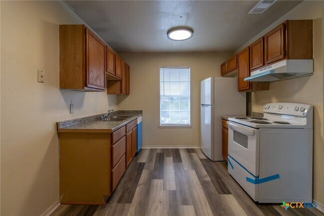 Building Photo - 1601 Benttree Dr