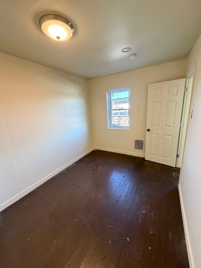 Building Photo - 631 E Madison St