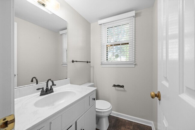 Building Photo - Pet Friendly Three Bedroom in Sango!