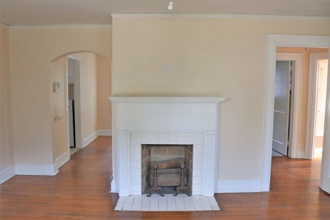 Building Photo - 2- Bedroom Bungalow Beauty