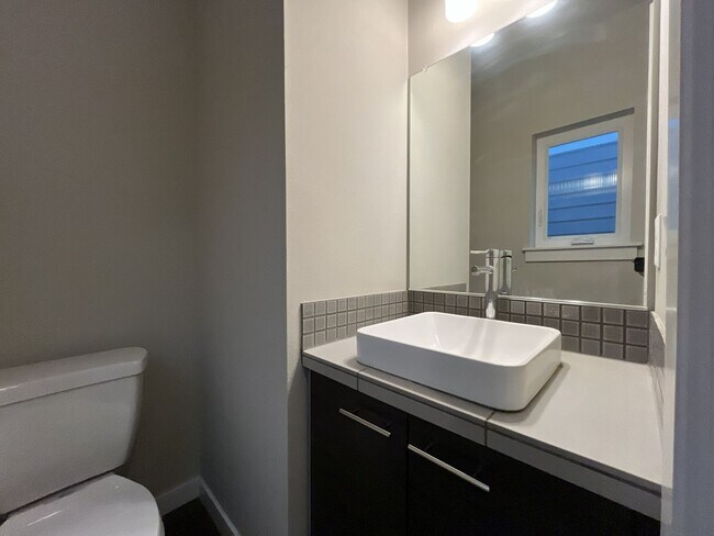 Building Photo - Spacious 2,511 Sq Ft Wilsonville Townhome with Vaulted Loft, Modern Kitchen & Attached Two-Car Ga...