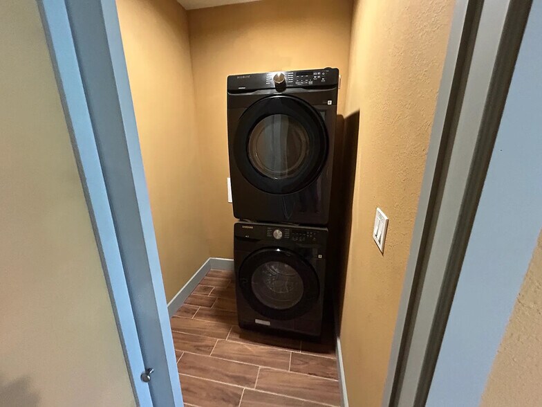 Building Photo - Room in Duplex on N Shore Dr