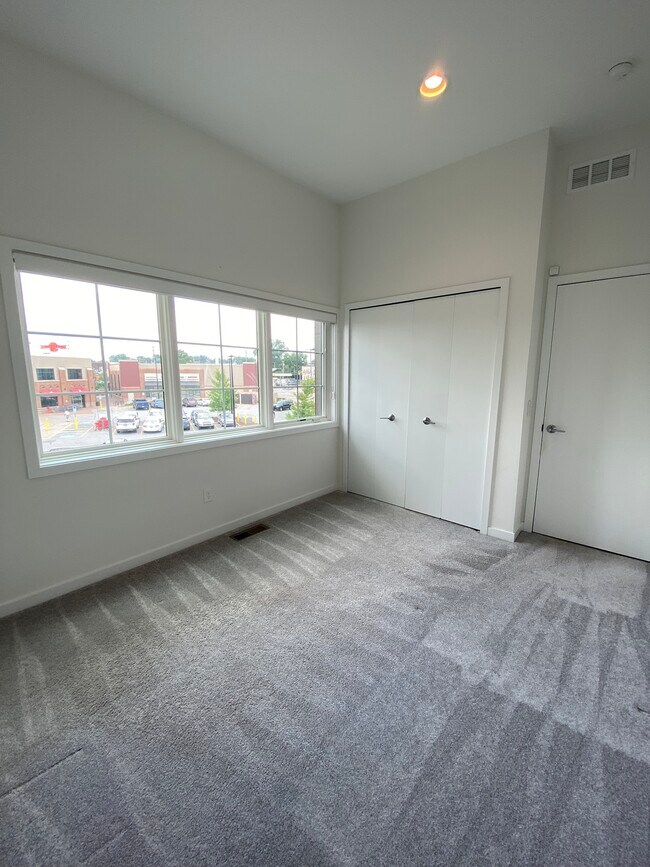 Building Photo - 11615 Lake Ave