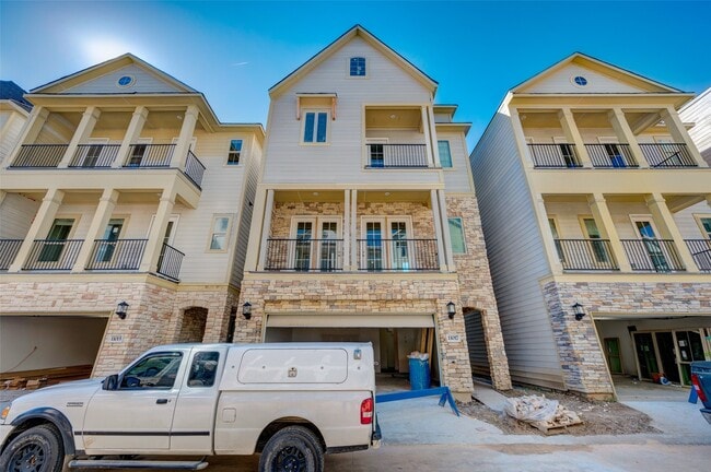 Building Photo - 11017 Mikula Dr