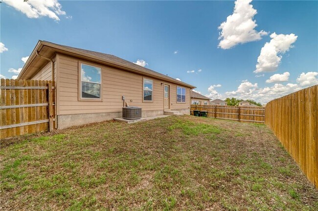 Building Photo - 230 Turtle Crk Dr