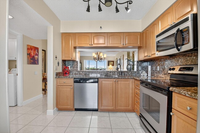 Building Photo - 14460 Strathmore Ln