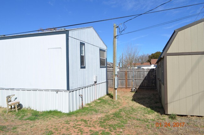 Building Photo - 805 S Weatherford St