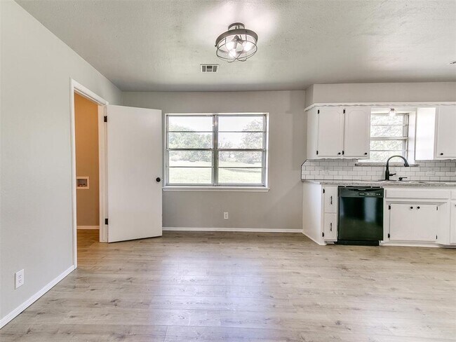 Building Photo - 502 N Oak St