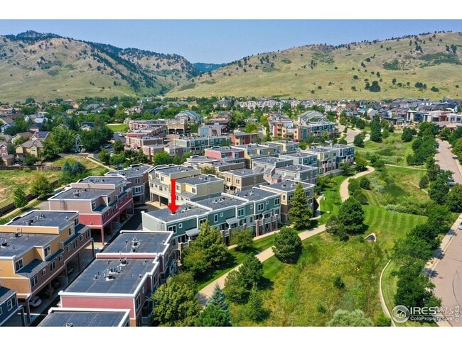 Building Photo - Bright & Beautiful 2-Level Condo in NoBo, available June 5th