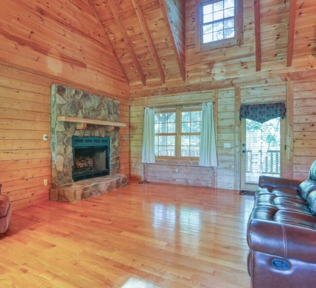 Building Photo - 2 bedroom 1 bath fully furnished log cabin...