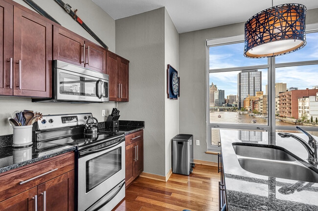 Building Photo - 106 W Seeboth St