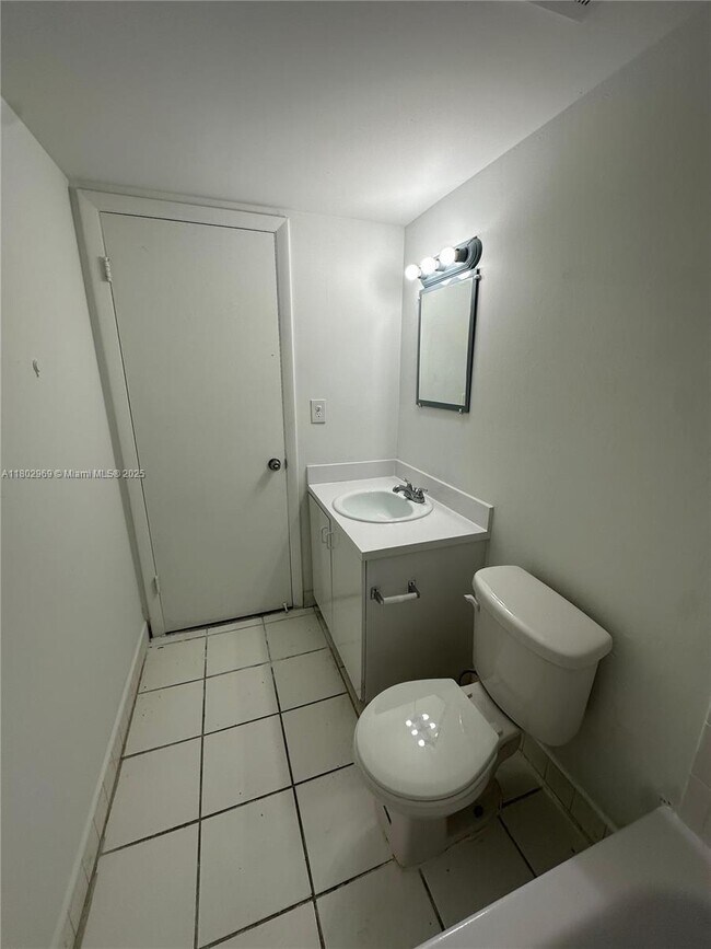 Building Photo - 1825 W 56th St