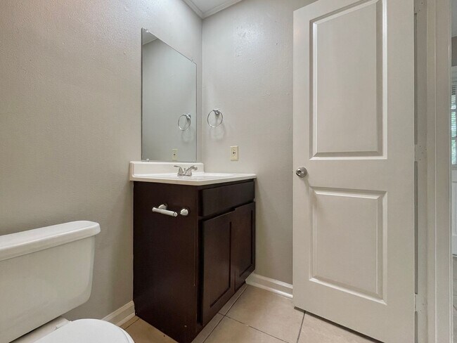 Building Photo - 14911 Central Woods Ave