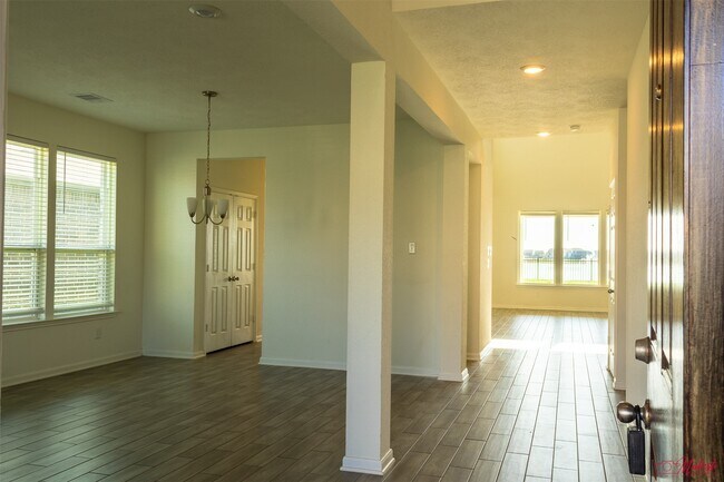 Building Photo - 4810 Emerson Mnr