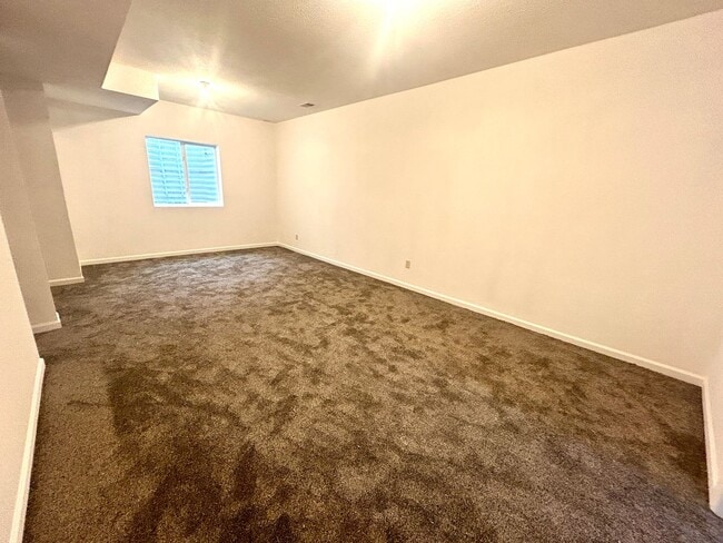 Building Photo - Beautiful 5-bedroom House in the Saddle Rock Area