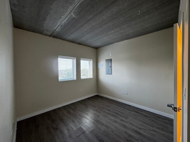 Building Photo - 1323 W Morse Ave