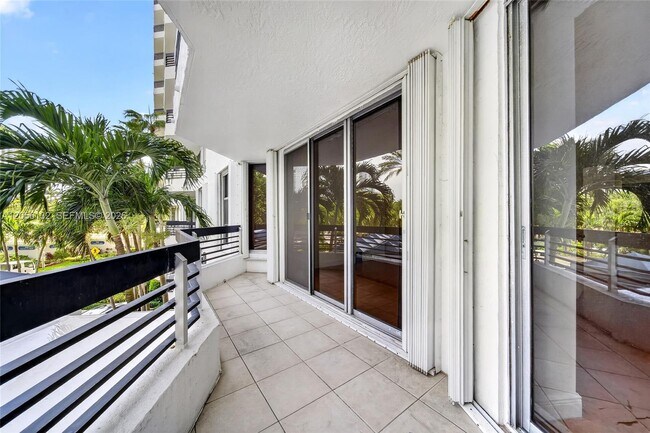 Building Photo - 3600 Mystic Pointe Dr
