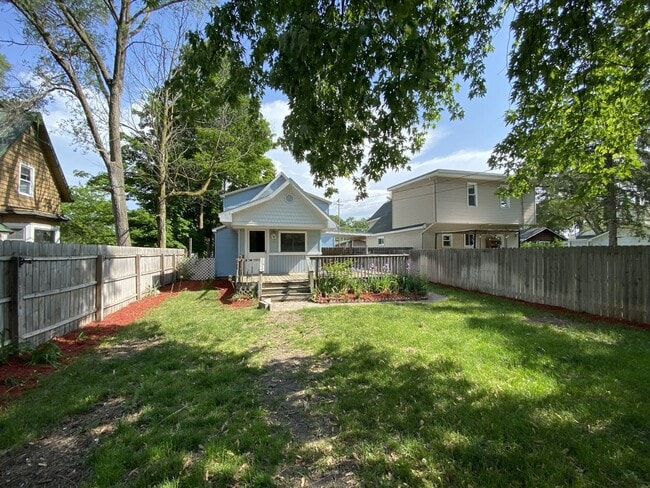 Building Photo - CENTRALLY LOCATED THREE BEDROOM HOUSE IN H...