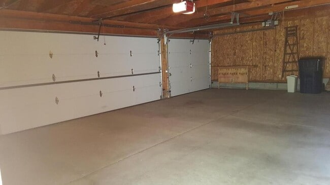 Building Photo - 2225 W Silver Spring Dr